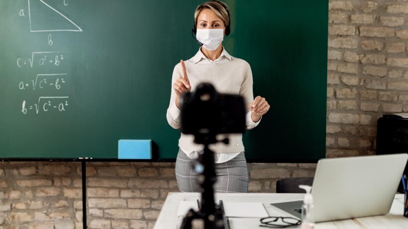 Saccheggiati i fondi per l’istruzione per pagare i sostituti dei prof no vax