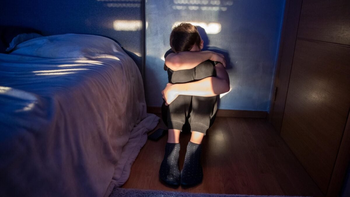 Gli invisibili: i ragazzi subiscono le discriminazioni e iniziano a soffrire di depressione