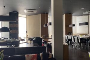 Reportage da Kiev. Il miglior ristorante di carne ora fa da mensa per militari e civili