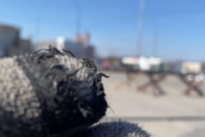 Reportage da Kiev. La distruzione dopo l’esplosione in un giardino