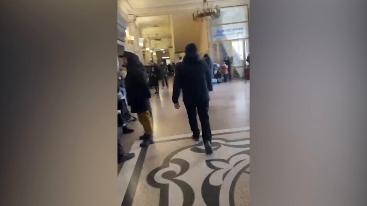 Reportage da Kiev. La stazione presa d’assalto per fuggire dalle bombe