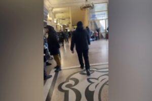Reportage da Kiev. La stazione presa d’assalto per fuggire dalle bombe