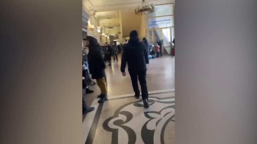 Reportage da Kiev. La stazione presa d’assalto per fuggire dalle bombe