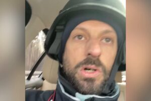 Reportage da Kiev. Gli sfollati cercano una via di fuga da Irpin sotto il ponte distrutto