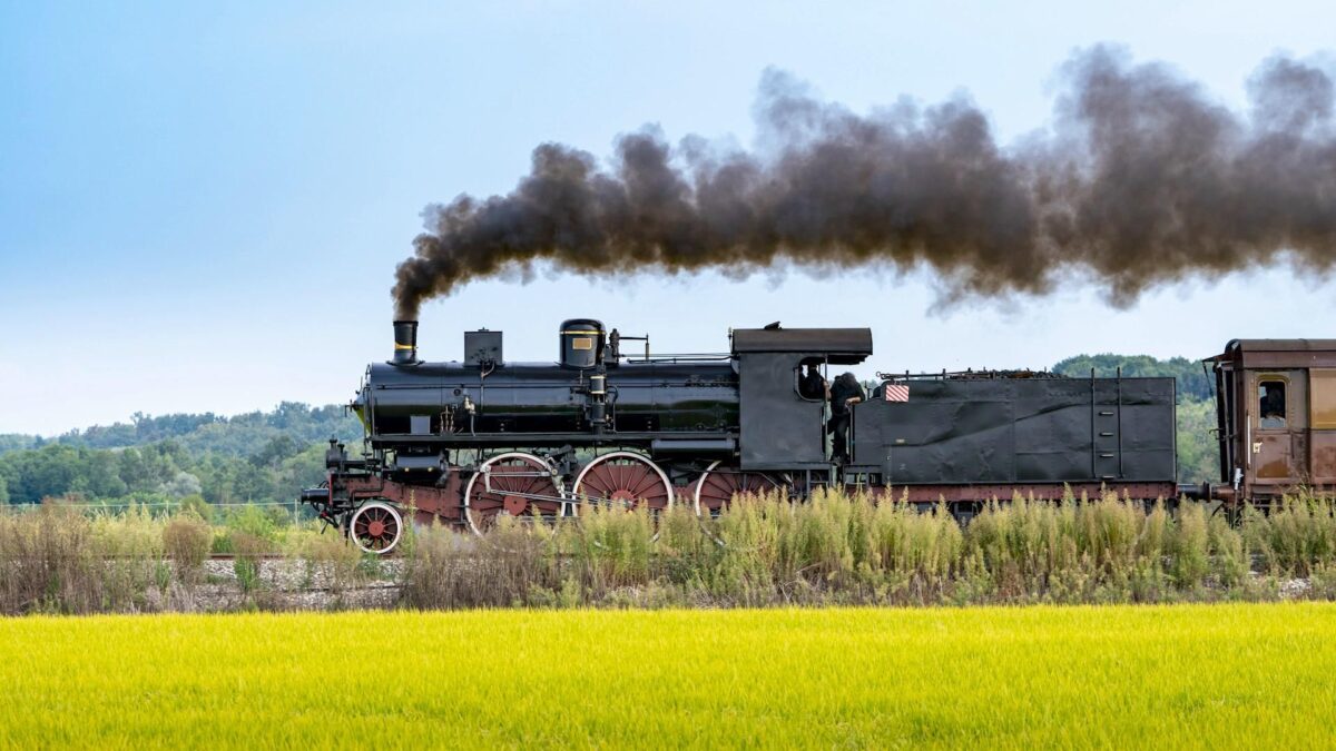 Girare l’Italia a bordo dei treni storici per riappropriarci del tempo
