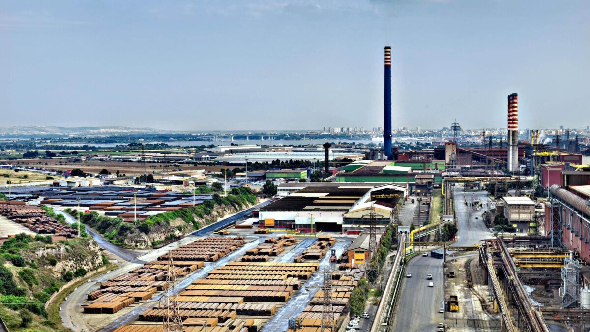 C’è urgenza di acciaio e all’ex Ilva vogliono mettere 3.000 operai in cassa integrazione