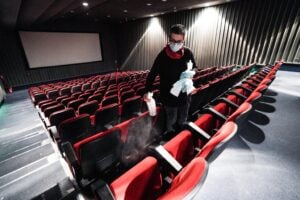 Tolti alcuni divieti, restano le prese in giro