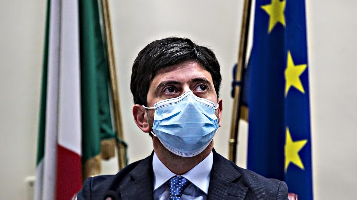 Il conflitto scalza la psicosi sanitaria. Ma discriminazioni e diktat restano