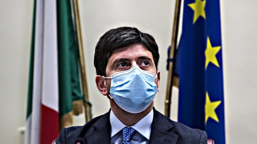 Il conflitto scalza la psicosi sanitaria. Ma discriminazioni e diktat restano