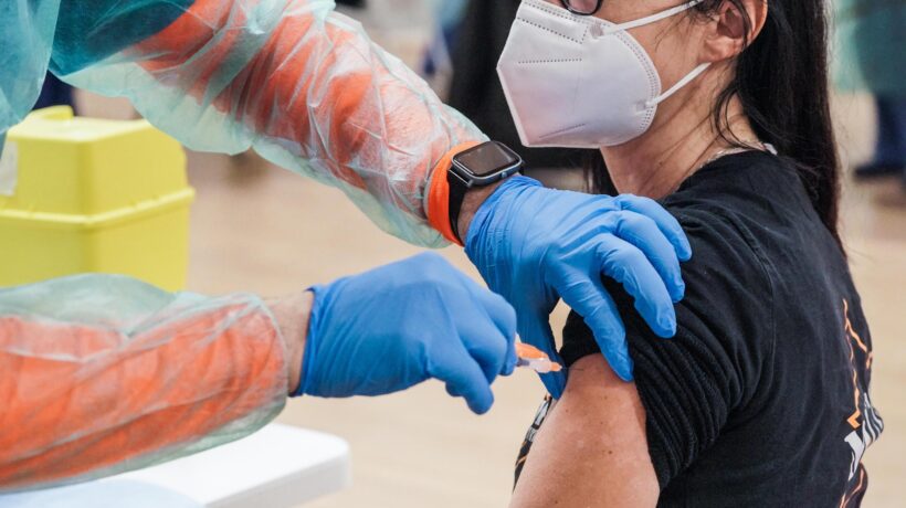 Le discriminazioni sono un boomerang e rinsaldano la scelta di non vaccinarsi