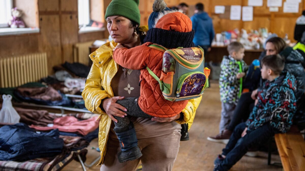 Soluzione di D’Amato per i profughi no vax: siringhe schierate alle frontiere ucraine