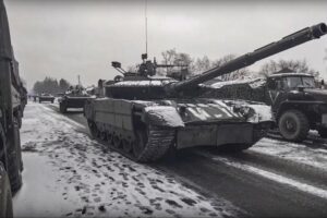 Carri armati russi alle porte di Kiev. Pure l’Italia nella lista nera di Putin