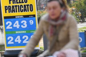 Carburanti verso 2,5 euro al litro. Ricordiamo che metà va in tasse