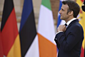 A Versailles trionfa la retorica. Draghi affossa la Borsa, poi rimedia