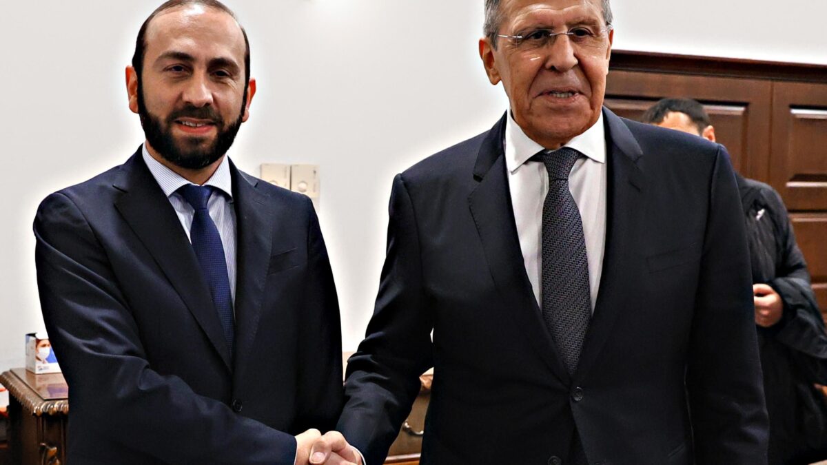 Al vertice turco si apre uno spiraglio per un incontro tra Putin e Zelensky