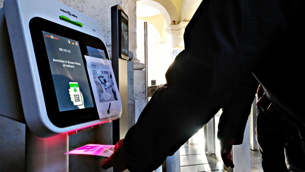 Smontata la propaganda sul pass: «Italia peggior Paese per decessi»