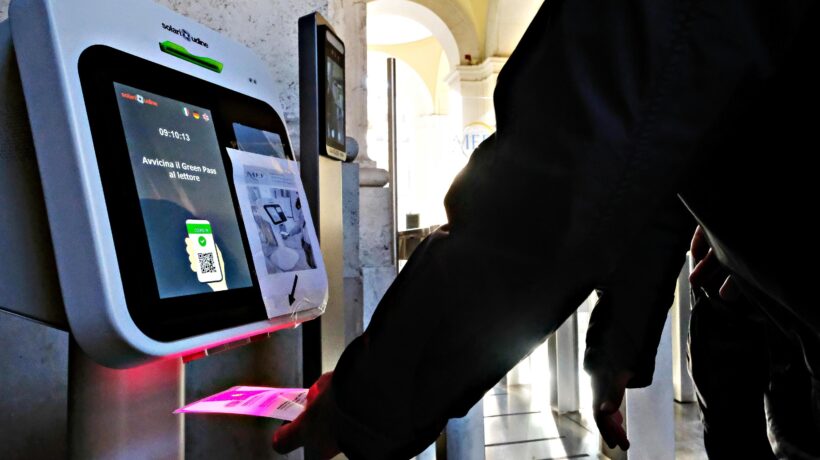 Smontata la propaganda sul pass: «Italia peggior Paese per decessi»