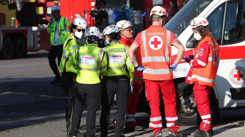 Intervento di un mezzo di soccorso avanzato del 118 Milano (Ansa)