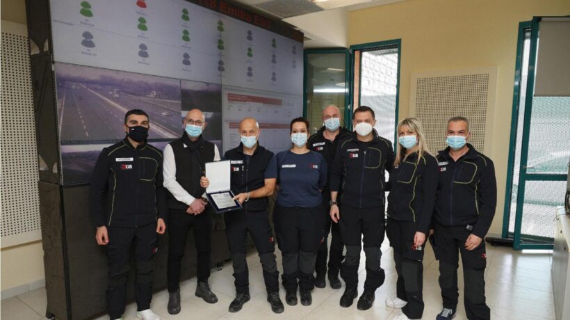 Il personale della centrale 118 di Bologna, storicamente la prima realtà strutturata come «Bologna Soccorso» (Ansa)