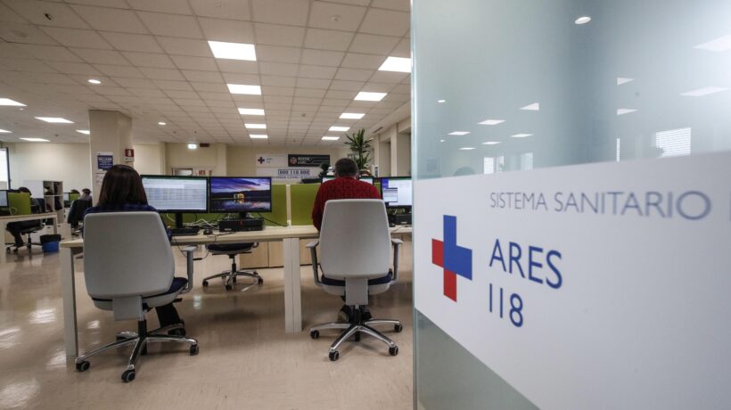 La centrale operativa del 118 Ares Lazio (Ansa)