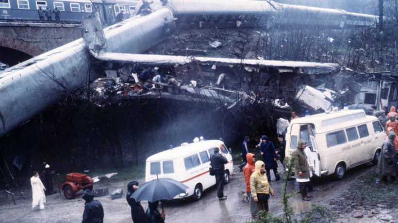 Mezzi di soccorso intervengono nella sciagura ferroviaria del 1978 a Murazze di Vado, Bologna (Ansa)