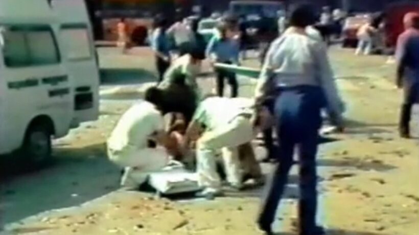 I disperati soccorsi di un ambulanza dell'Ospedale Maggiore poco dopo la bomba alla stazione di Bologna (Ansa)