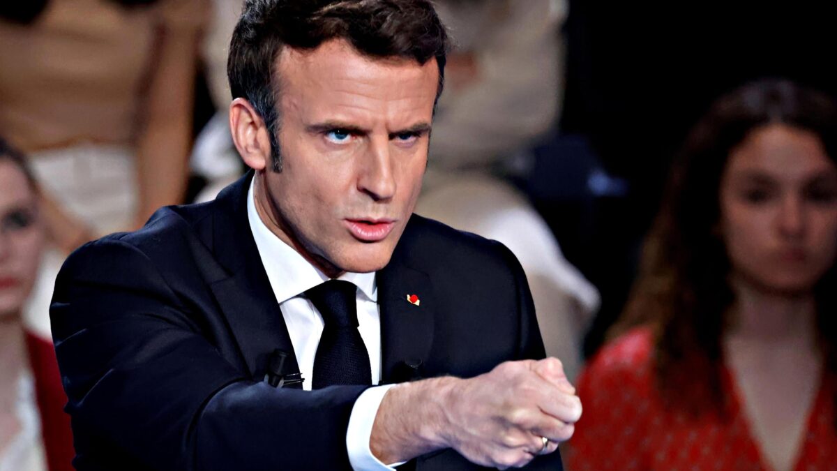 Macron fa il mediatore in felpa ma fino a ieri ha armato la Russia