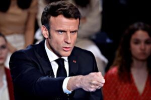 Macron fa il mediatore in felpa ma fino a ieri ha armato la Russia