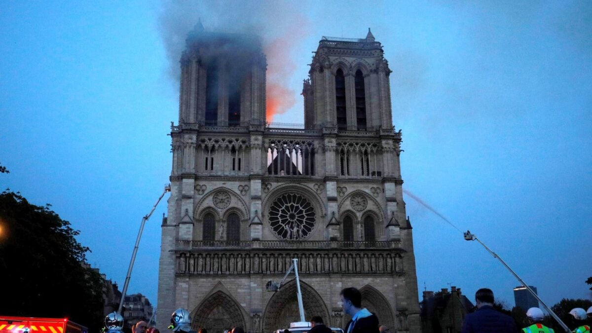 Notre-Dame distrutta. Un film rivela i danni dell’ambientalismo salottiero francese