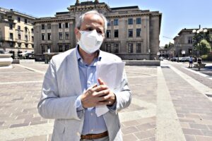 La tardiva «scoperta» degli esperti. Con i divieti non si ferma il Covid
