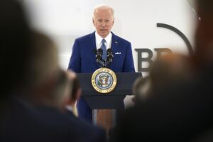 Biden: «Mosca userà armi chimiche». Poi Washington si rimangia l’accusa