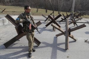 «Ucraini gambizzano i prigionieri». Disastro a Mariupol, liberata Irpin
