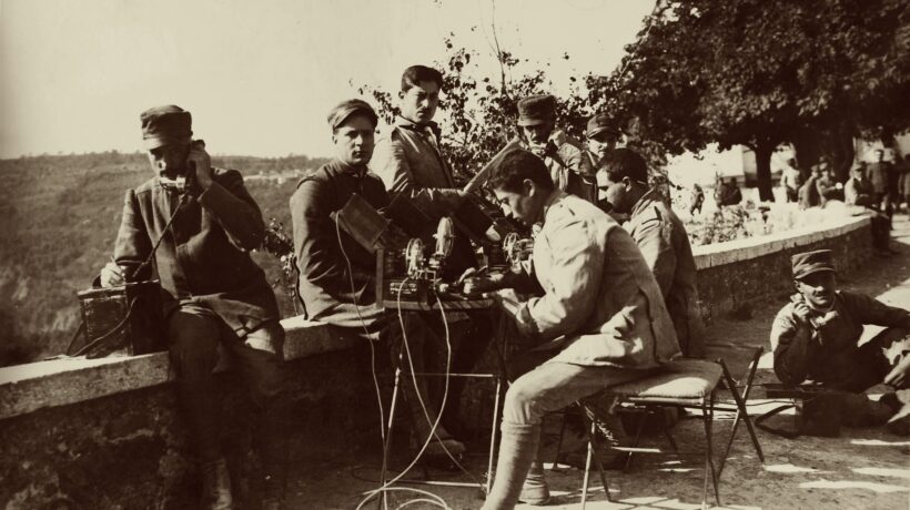 Postazione telegrafica sul fronte dell'Isonzo (Reparto Cinefotografico Esercito)