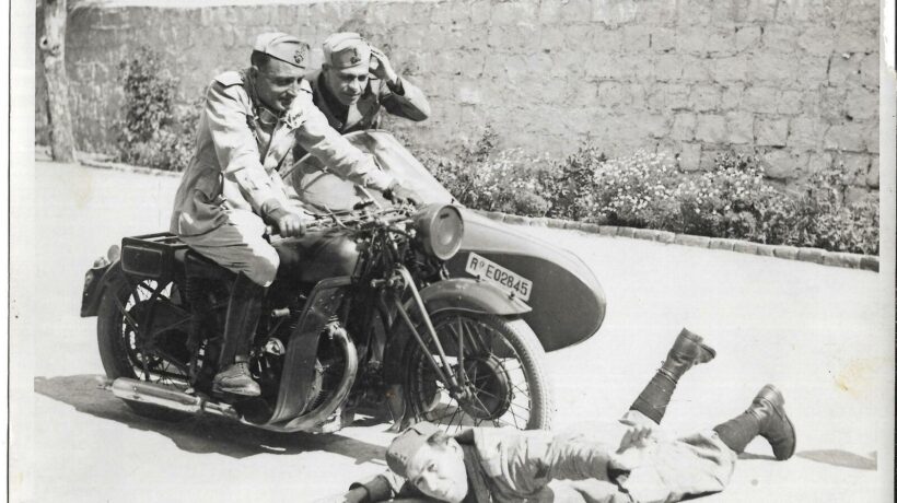 Soldati scherzano con una Sertum MCM 500 militare con sidecar (Registro storico Sertum)