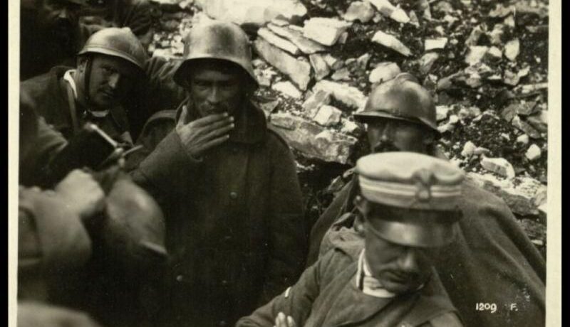 Interrogatorio in trincea di un soldato croato poco dopo la resa (Reparto Cinefotografico Esercito)
