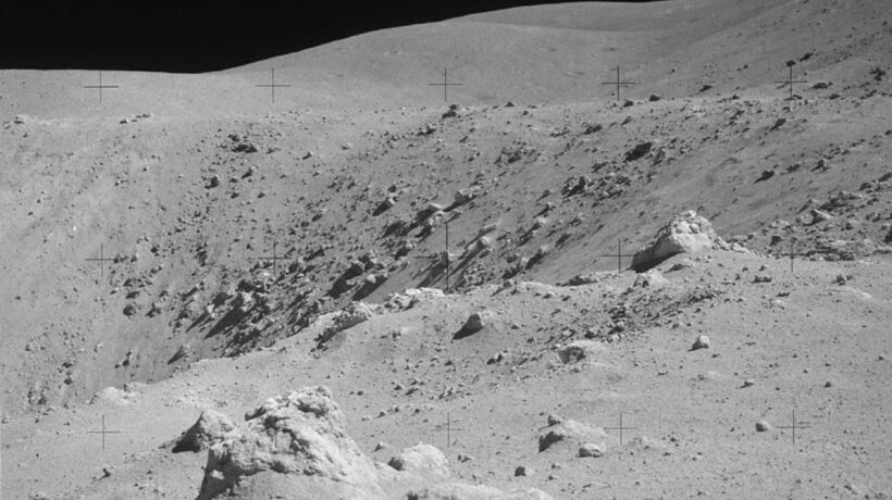 Uno dei crateri esplorati da Duke e Young (Nasa)
