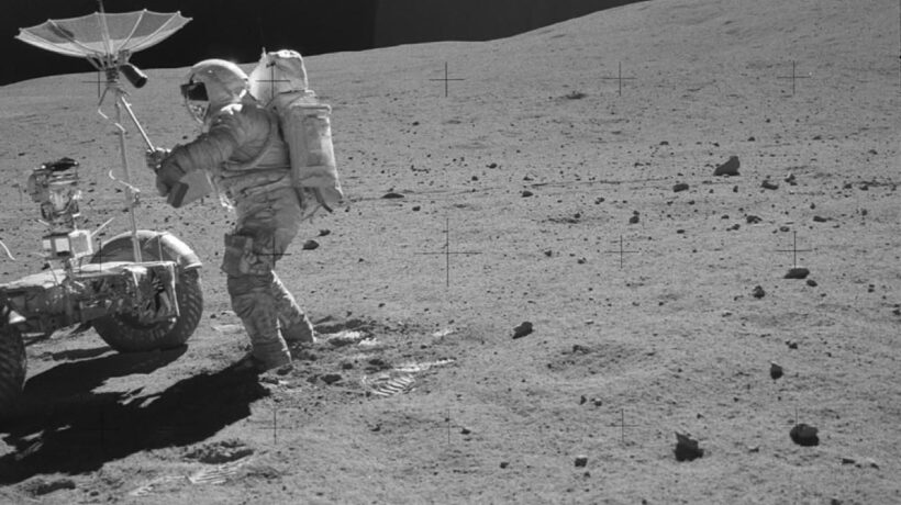 Duke al lavoro sull'antenna del Rover (Nasa)