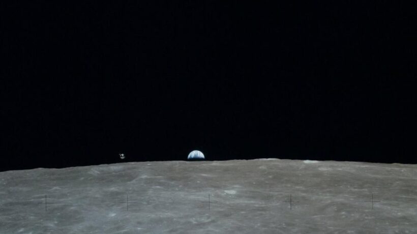 Il sorgere della Terra. Sulla sinistra si scorge il modulo di comando in orbita (Nasa)