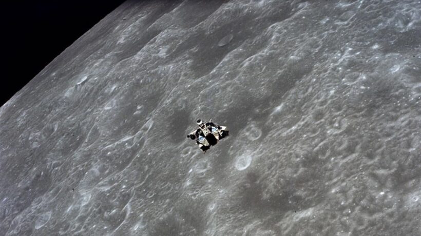 Il modulo lunare visto dal modulo di comando dell'Apollo 16 (Nasa)