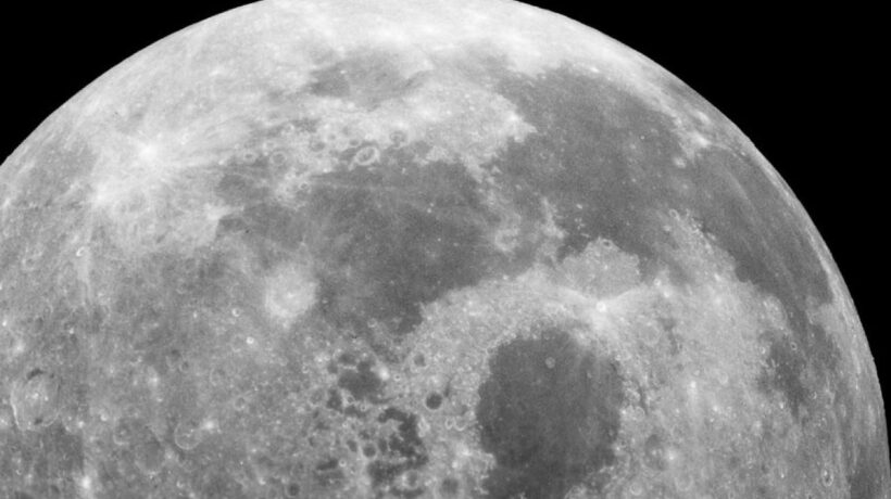 La Luna vista dall'Apollo 16 durante la fase orbitale (Nasa)