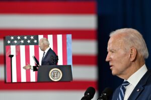 La stretta di mano invisibile e lo staff che fa da badante. Biden sempre più inadeguato