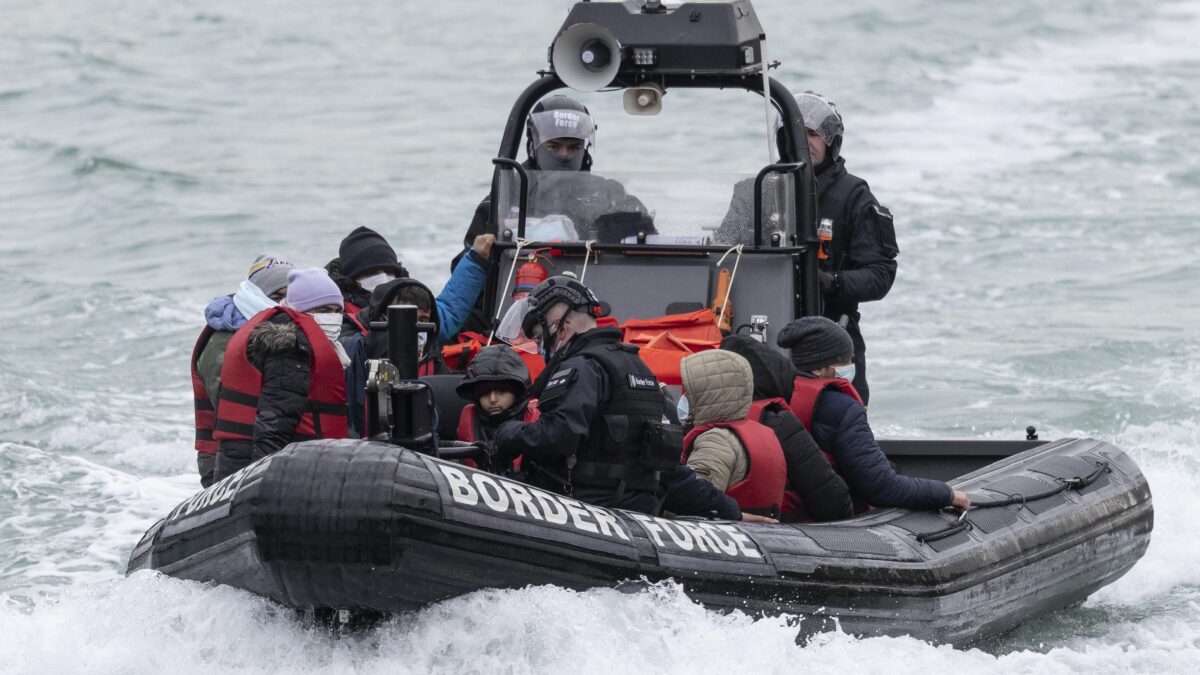 Johnson fa il duro: blocco navale e rimpatri