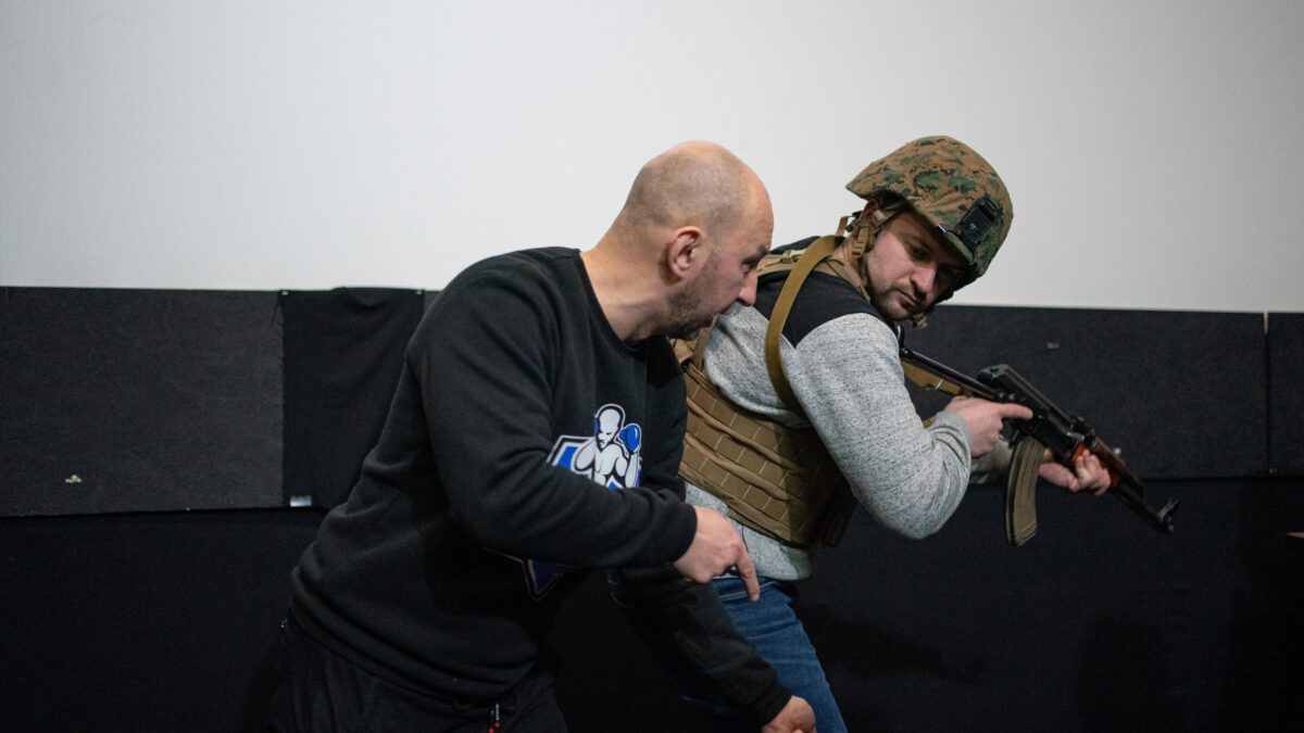 Dare armi ai civili è un’azione criminale
