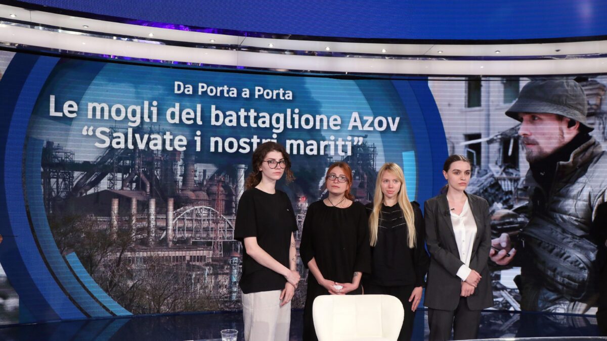 Il tour delle Lady Azov organizzato dall’ex portavoce delle Pussy riot