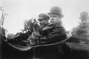 Dipingono di nero anche il Mussolini «verde»