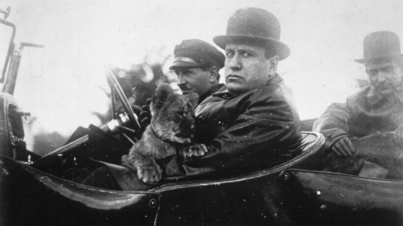 Dipingono di nero anche il Mussolini «verde»