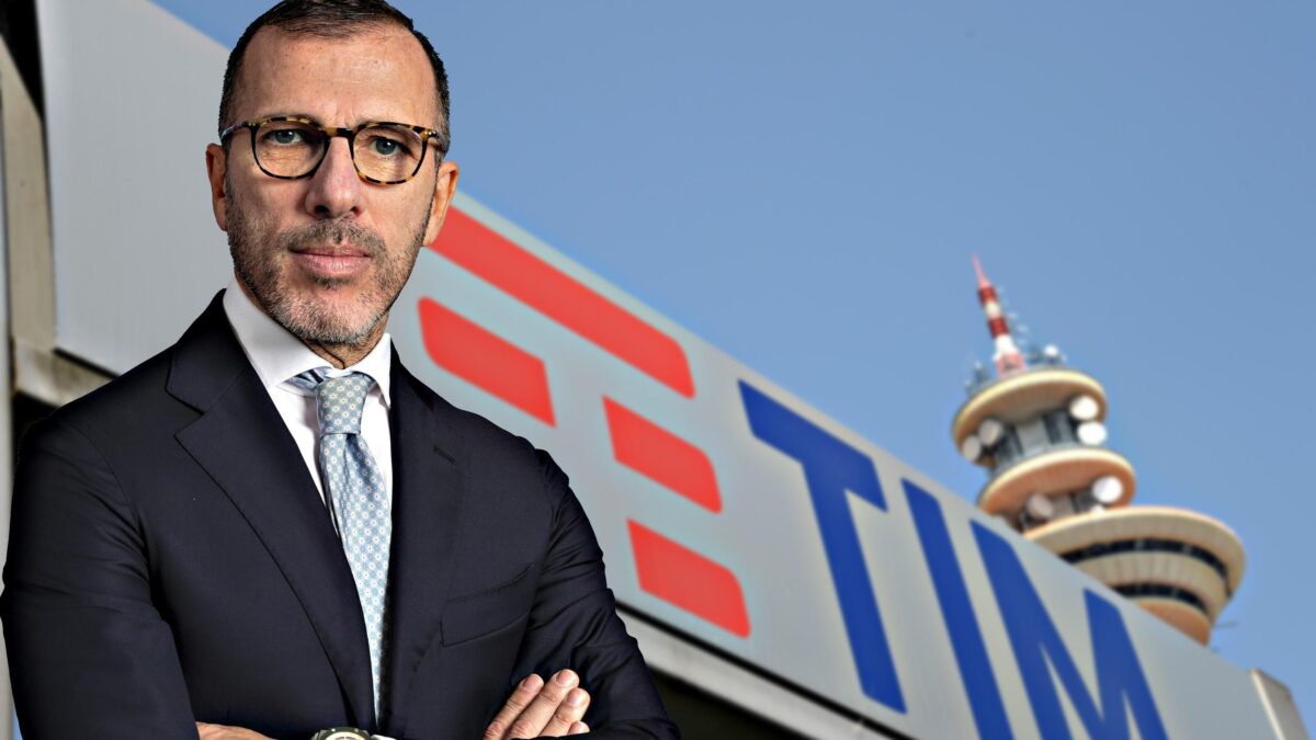 La riorganizzazione di Tim mette in crisi il rapporto coi servizi segreti