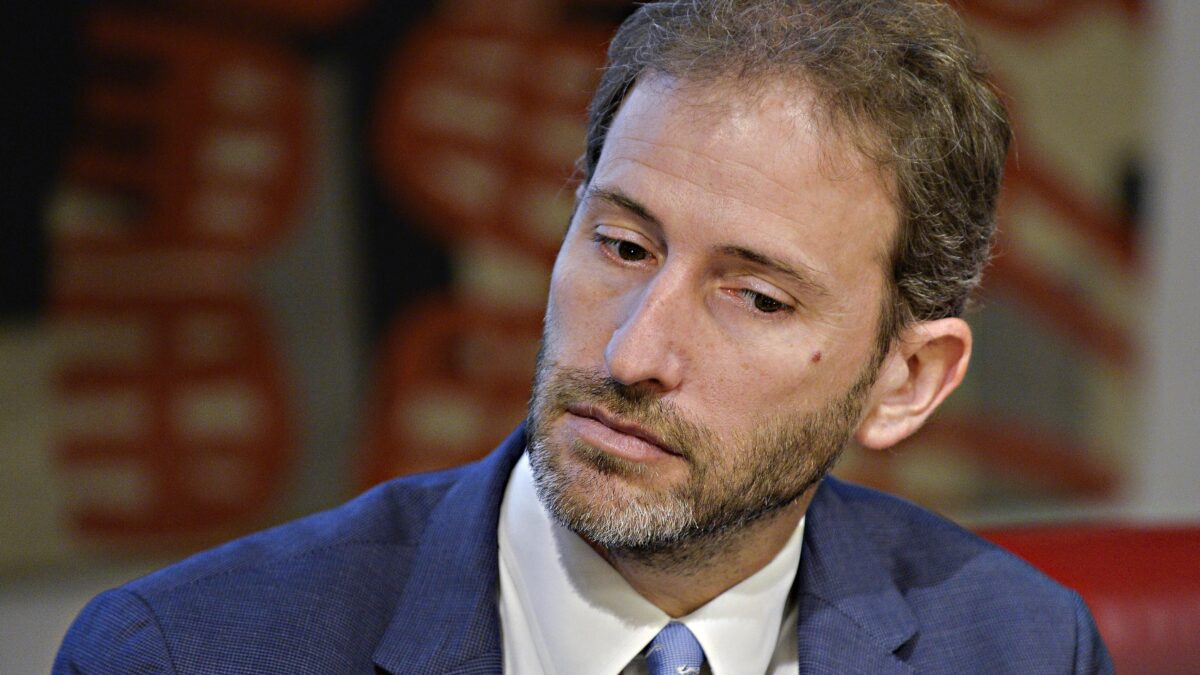 I conti vanno male, occorre tagliare e la Casaleggio associati va a Ivrea