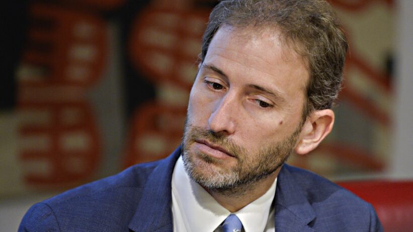 I conti vanno male, occorre tagliare e la Casaleggio associati va a Ivrea