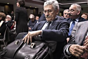 Caso armi, le aziende di stato costrette a scaricare D’Alema